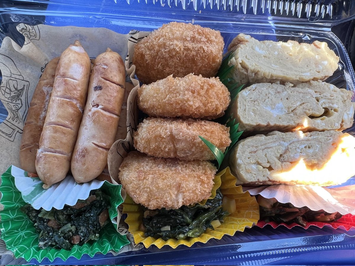 sasaco1017's tweet photo. 【第二章　第十五回】

こんにちは。
24日は笹子の月命日です。
季節は確実に前へ進んでいるはずなのに、
体感だけがそれに追いついていない。
そんな感覚の中で、今月もこの日を迎えました。
笹子との思い出の中で、4月といえば
二年前のある出来事を思い出します。

私の職業は在宅のシステムエンジニアで、
生前の笹子とは、ほぼ一日中一緒に過ごしていました。
そんな私が、笹子と出会って以来初めて、
一か月限定で外の仕事――それも人生初の肉体労働に従事した時期がありました。
きっかけは、笹子との思い出話によく出てくる
沖縄県の波照間島でした。
冬の間だけでも、あの島で暮らしてみよう――
そんな思いつきから始まった話です。
笹子はあの島にいると、なぜか体調が良くなり、
よく食べ、よく眠り、よく動く。
心も体も、若い頃のように整った状態になることが多くありました。
それなら、体調を崩しやすい冬の間だけでも、
いつもお世話になっているゲストハウスで長期滞在すればいいのではないか。
そんな発想でした。
ただ、波照間島は物価が高く、長期滞在となると出費もかさみます。
そこで思いついたのが、
島の基幹産業でもある黒砂糖工場で働きつつ、
夜はSEの仕事を続けるという、いわばダブルワークの生活でした。
黒砂糖工場は相当きつい仕事だと事前に調べていましたが、
私は普段からジムに通っており、体力にはある程度の自信がありました。
とはいえ、夜も仕事がある以上、
できるだけ体力を消耗しない働き方が必要です。
そこで、構内を忙しく動き回る重機のオペレーターを目指し、
免許を取得し、派遣会社を通じて
「未経験でも重機に関われる仕事」を紹介してもらいました。

とにかく、未経験から経験者になるための一歩として、
重機関連の仕事に飛び込んだ形です。
笹子は、私の突飛な行動力に驚いていましたが、
離島生活という夢と、自分の身体のための挑戦ということで、応援してくれました。
このストーリーの中では、
しばしば「笹子は家事をまったくしなかった」と書いてきましたが――
この時ばかりは違いました。
なんと、私のために早起きして、弁当を作ってくれたのです。
最初の弁当は、まるで漫画のような失敗でした。
「砂糖と塩を間違える」という、あのパターンです。
昼休み、車の中でLINEのビデオ通話をしながら弁当を食べていたのですが、
見た目だけでも明らかに砂糖とは質感が違う、ヒマラヤ産のピンク岩塩が入った玉子焼きは、かなりの塩辛さでした。
それでも私は、「汗をかいているから意外と美味しい」とごまかしながら、
血圧が上がりそうなその玉子焼きを、なんとか食べ切りました。ちなみに玉子焼き以外は基本、弁当箱に移し替えただけでOKの冷凍食品でした。なので構成は似たものが多かったですが、身体を動かした後だと何を食べても美味しく感じました。

そんな日々を過ごしながら、
重機の経験を積むために働いていました。
肉体労働は初めてでしたが、思いのほか楽しく、
毎日体を動かしながら充実した時間を過ごしていました。
しかし、一か月満了まであと4日というところで、
2メートルの高さから足を踏み外し、左手首を骨折。
そこから一年九か月に及ぶ、労災生活に入ることになります。

4月になると、あの時の弁当のことを思い出します。
そして私は、笹子のいないこの二度目の4月に、
再び同じような重機系の昼の仕事を始めました。
あの時の仕事が楽しかったこともありますし、
SEという仕事と、肉体労働という真逆の仕事の両方を持つことが、
自分にとって大事なことのように思えたからです。
そんなわけで、今月から少し忙しい日々を過ごしていますが、
笹子との思い出は、これからも変わらず語り続けていこうと思います。

本日のお話は以上です。
読んでいただき、ありがとうございました。