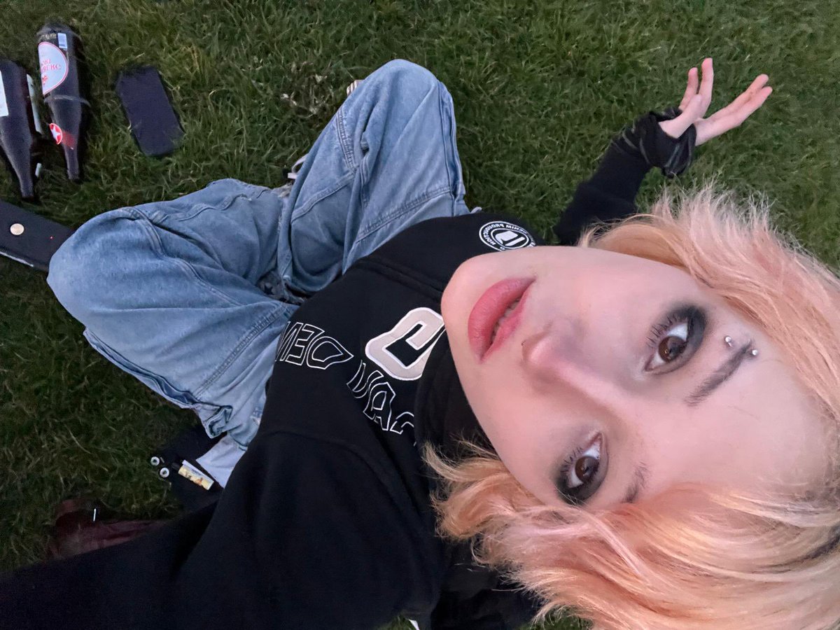jojomitkirsche's tweet image. gestern gras angefasst und bier getrunken #aesthetic
