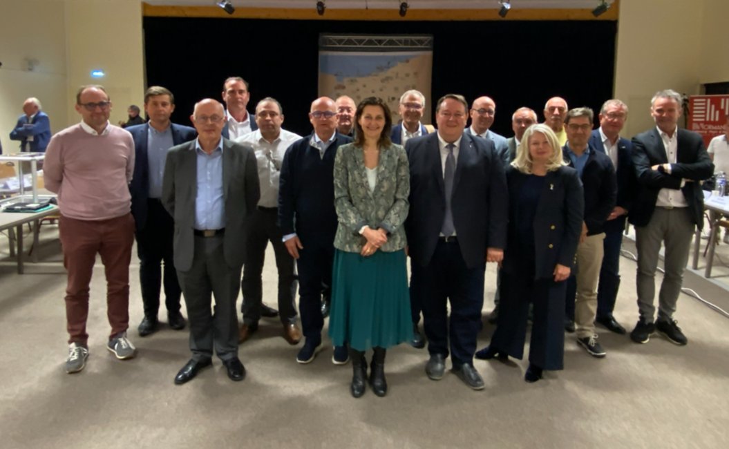 NCPA_Normandie's tweet photo. Conseil communautaire du 23 avril : une nouvelle gouvernance a été élue ! ⤵️

👉 Sophie Gaugain a été élue Présidente de #NCPA, elle sera accompagnée de 7 vice-présidents et de 9 membres du bureau communautaire

Bienvenue à nos nouveaux élus communautaires ! https://t.co/Ys8eEMeBmE