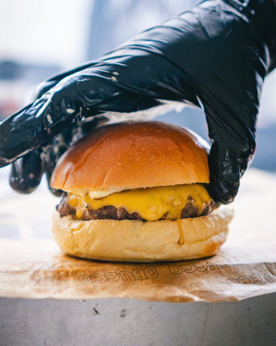 vilatarego's tweet photo. Simples, generoso, e absurdo de bom 🍔🔥

Pão macio, carne suculenta no ponto e aquele queijo que dispensa comentários…

Manda pra quem tá te devendo um hoje! https://t.co/yGk9FAVxtN