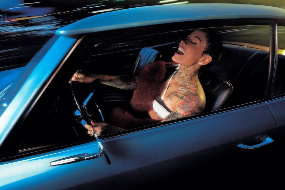 🚨 NME concedeu nota de 4/5 estrelas para o “Kehlani”.

“O quinto álbum autointitulado de Kehlani é uma cápsula do tempo satisfatória do R&amp;B, que se apoia na nostalgia e celebra o quão longe a cantora chegou.”