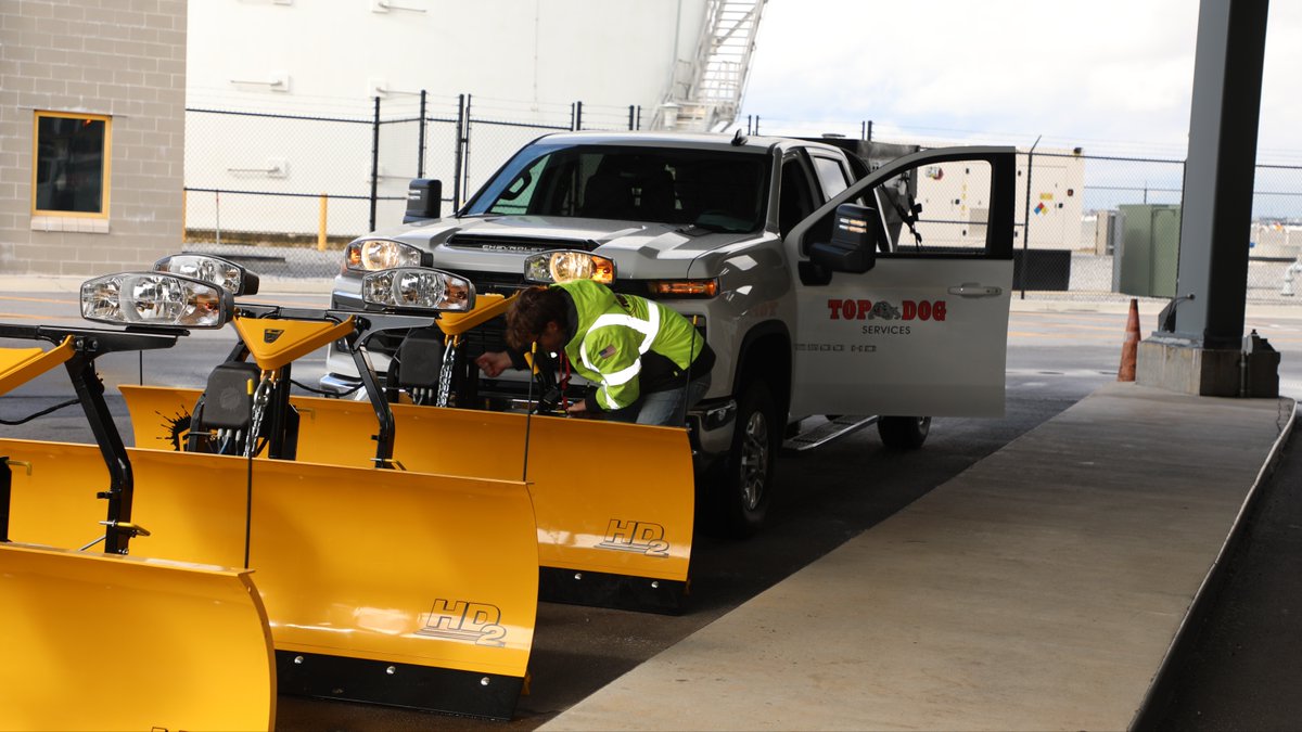 topdogservice's tweet photo. @fishersnowplows HD2 is the ultimate straight blade🛻❄️Helping us move large amounts of snow in even the worst of conditions🙌

#tds #topdogexperts #winteroperations #snowremovalexperts #topdoghustle #johndeere #snow  #snowremoval  #fordtrucks #fishersnowplows #veteranowned https://t.co/aq9SCiQuZv