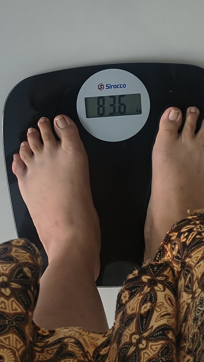ameriken0__'s tweet photo. Turun 3.9kg dalam 1 bulan, tetep makan nasi dan makan enak dengan konsultasi ke ahli gizi. Karena gak semua kondisi orang sama, there's no one diet fit for all. 

Harga nya? Mulai dari 200ribuan aja sebulan. Fix ini best buy aku di 2026! 

Review lengkapnya di thread 👇 https://t.co/cW3pM2Oo5r