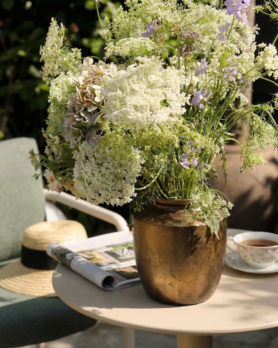 LivareaBerlin's tweet image. Wochenende! Zeit für visuelle Ruhe im Garten.

Der Kori Gartenstuhl in edlem Salbeigrün bringt durch seine klaren Linien und Sanftheit pures Design-Statement nach draußen. 🌿

livarea.de/todus-kori-gar…

#GardenDesign #KoriStuhl #Outdoor #Livarea #InteriorDesign #Sommer