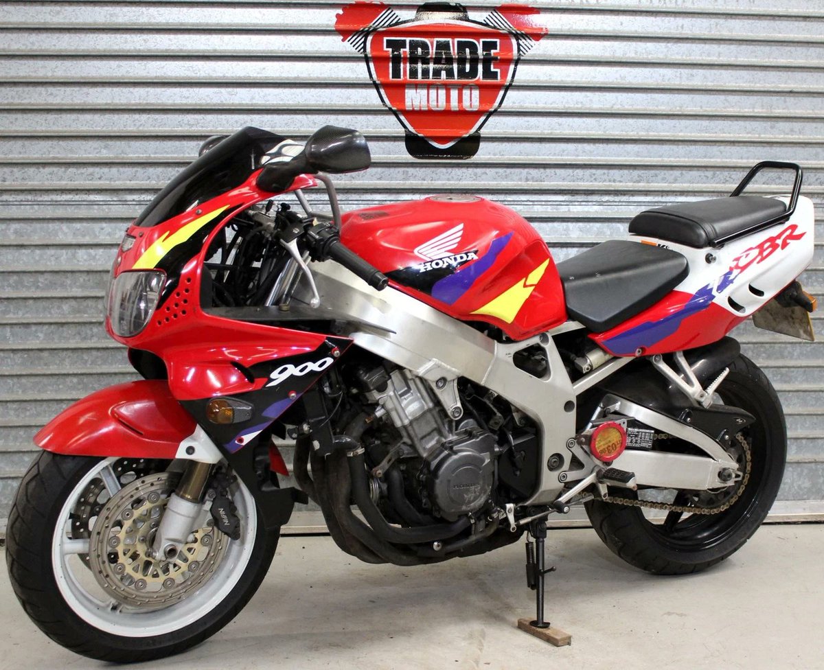 BarnfindMCycles's tweet image. Check out this 1996 Honda CBR900RRT Fireblade project! Ebay ad here ow.ly/84Kx50YOCT9 #Honda #MotorcycleProject #BikeRestoration #HondaMotorcycles #SportBike barnfindmotorcycle.com
