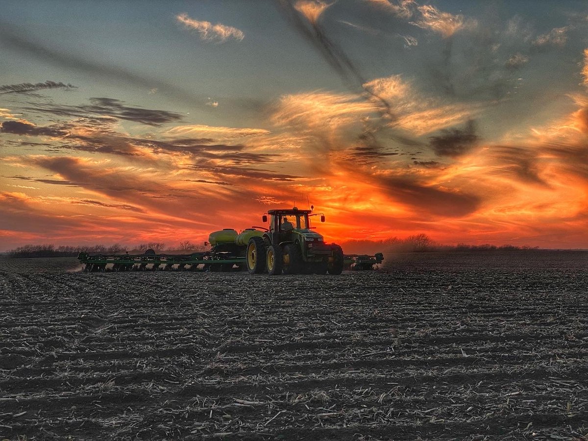 CommonGroundNow's tweet image. You probably pass fields like this all the time — but do you know what's being planted, or why?
This April we're bringing you inside planting season. Get your questions ready.

#PlantingSeason