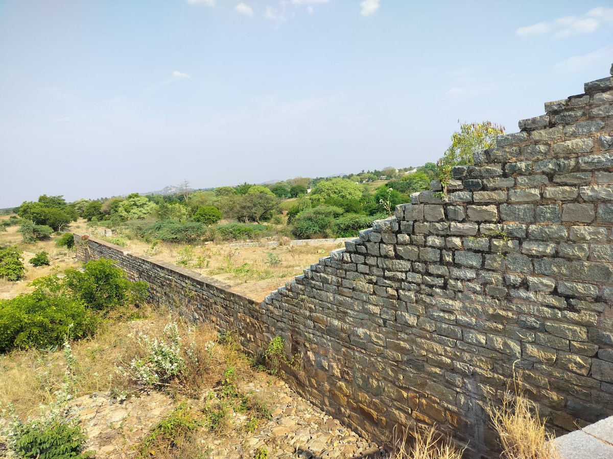 premsreddy619's tweet image. Traditional locking between the stones to prevent movement and sliding. #traditionalart #ponds #Karnataka #India