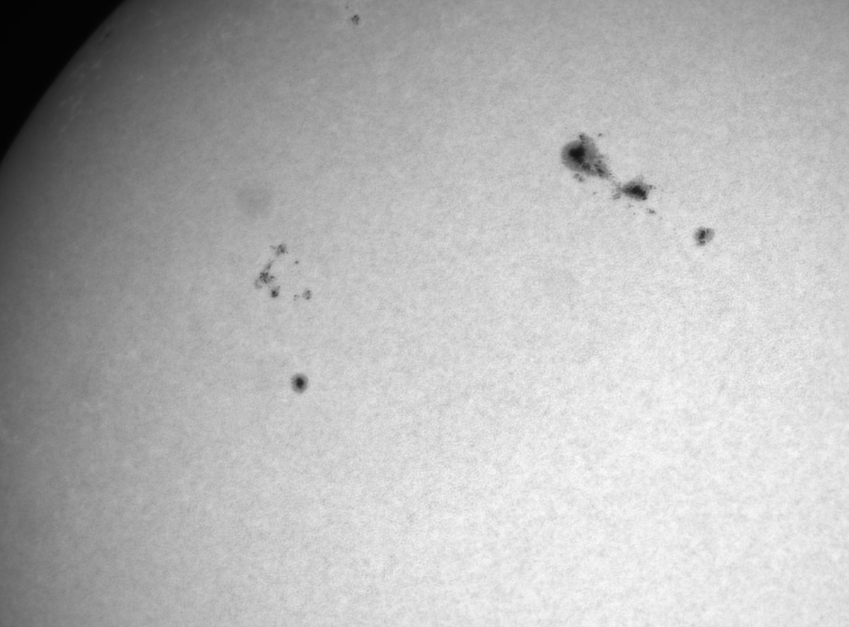 HaSungazer's tweet photo. Todays Sun in white light showing the large sunspot group 4420 with 4421 a little lower to the left.#solarimaging https://t.co/7PeJxuoDGA