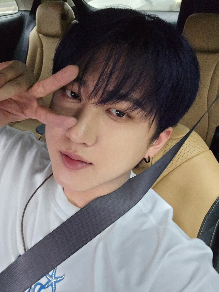 httpsnari's tweet image. 🤍🤍

#SSD #StaySelcaDay #CHANGBIN #창빈 #skz #StrayKids #스트레이키즈