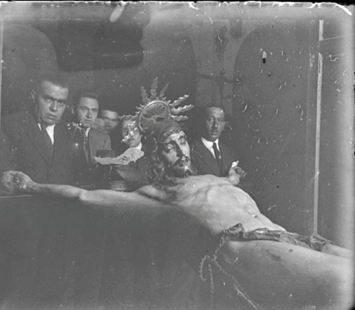 Recupera lo perdido. Y recuerda que lo IMPORTANTE, nunca se fue. Sábado de gloria, 31 de marzo de 1923. El día de antes, salió en la Procesión Antológica. <a href="/silenciogranada/">Cofradía Silencio</a>