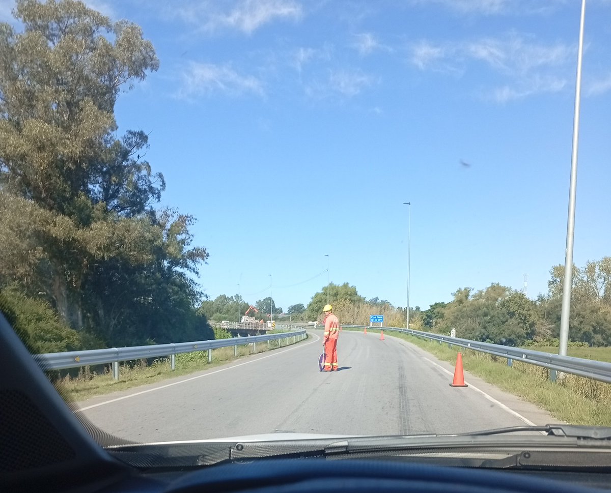 Mauri__Borges's tweet photo. @mtopuy ruta 36 km 22800 en el puente cortado hace 20 minutos por "empresa Cablex"
Sin aviso ni señal https://t.co/HmlOvPCxXT