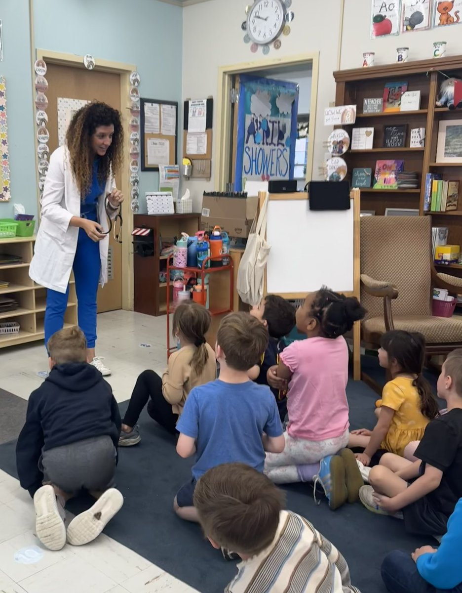 CleClinicEM's tweet image. Our own @CleClinicEM physician, “Dr. Lucy,” giving back to the little one’s by telling them about life as a doctor and how to stay healthy ❤️ #teachthemyoung #givingback @ClevelandClinic