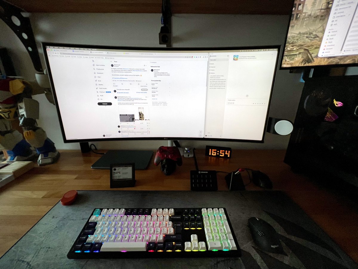 Faasteer's tweet image. Jen bych vám rád řekl, že vás do jednoho nenávidím!! 🤣 

Ale tak zase když mám dneska ty narozeniny... 🤷‍♂️

@muris1ka @KeychronMK #Q6max #BananaSwitch #RGB #Keyboard #IT #projekt #pracovna #MacBook #Air #M5 #dock #ŽítŠtěchovice