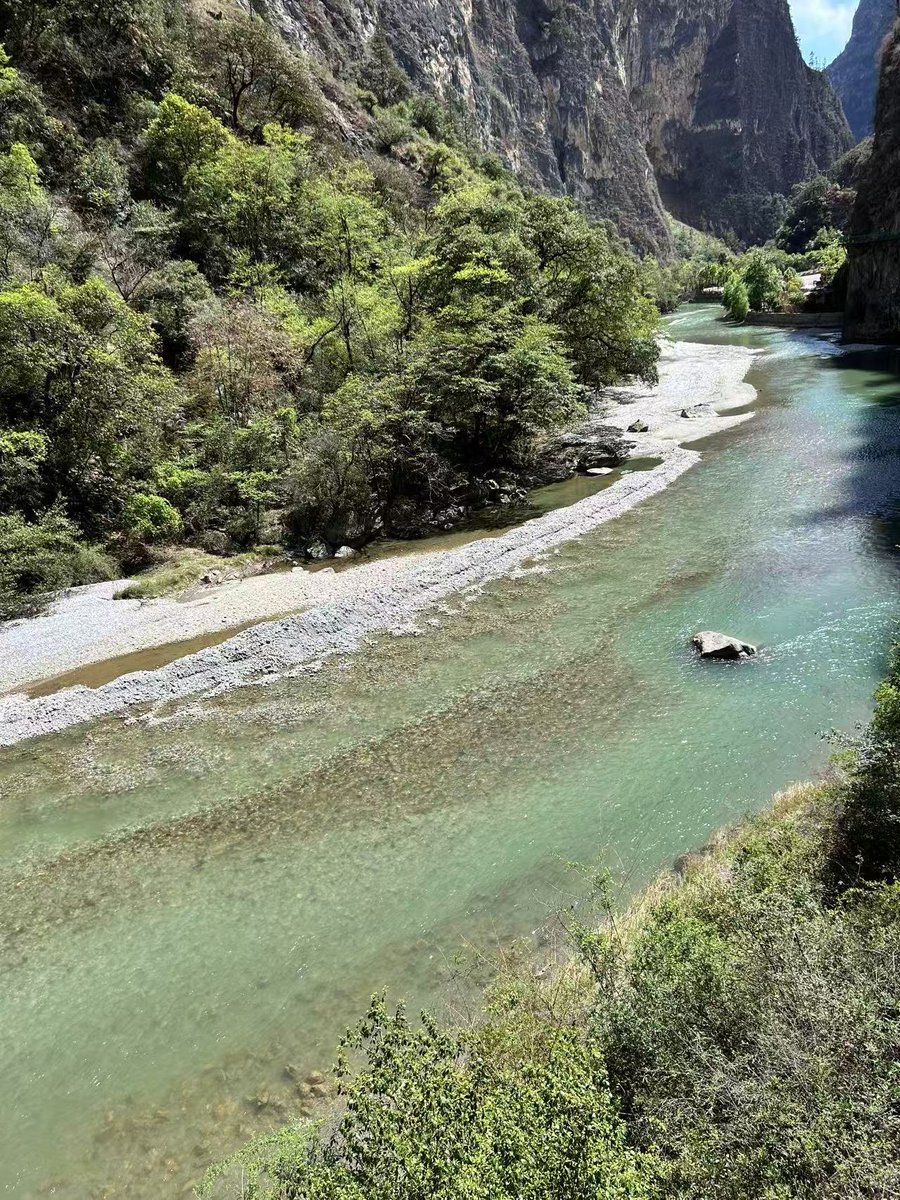 galaxyabundant's tweet image. Following the flow—
how space guides movement without words.

#GameDev #LevelDesign #GalaxyAbundant