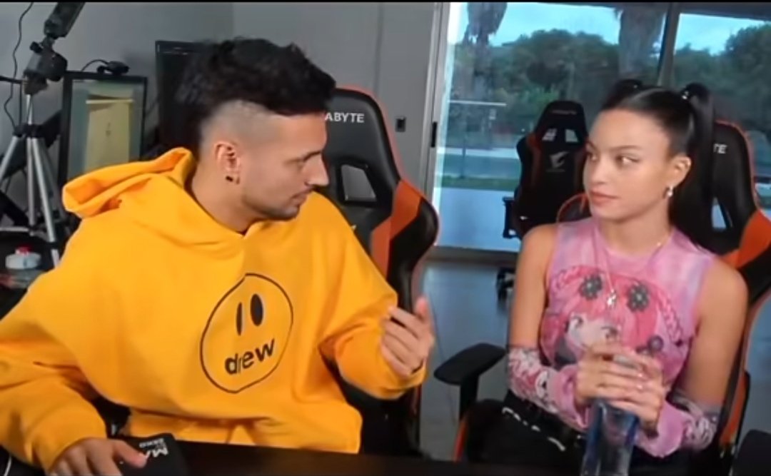 -chimpanzini bananini o tralalero tralalala?
-el señor banana negra