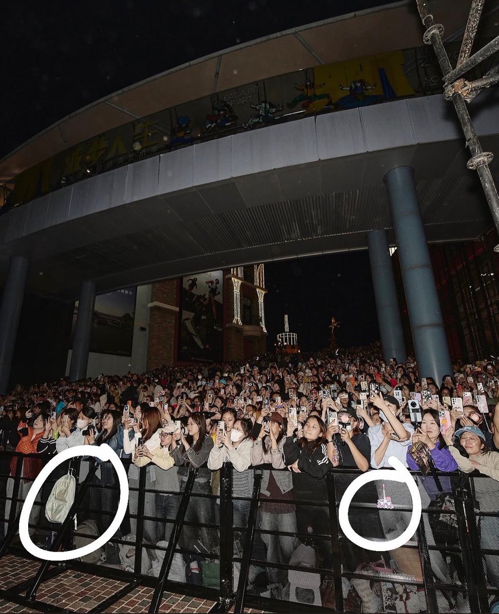 บางคนก็ใจเย็นๆก่อน ทีมงานมันก็ทีมเดียวกันนั้นแหละจะมาแอนตี้แอนหยัง? มันไม่ได้ลบแค่ป้ายชื่อน้องอีกคนกระเป๋าฟคมันก็ลบแต่มันลบไม่เนียนแถมลงรูปซ้ำกับศลปที่มีรูปออริอีกยิ่งเปรีบบเทียบง่าย งงว่าทำไมมันไม่เอารูปอื่นแต่เลือกที่จะลบรูปของแบบชุ่ยๆมากกว่าแถมทำให้เกิด fanwar อีก😓