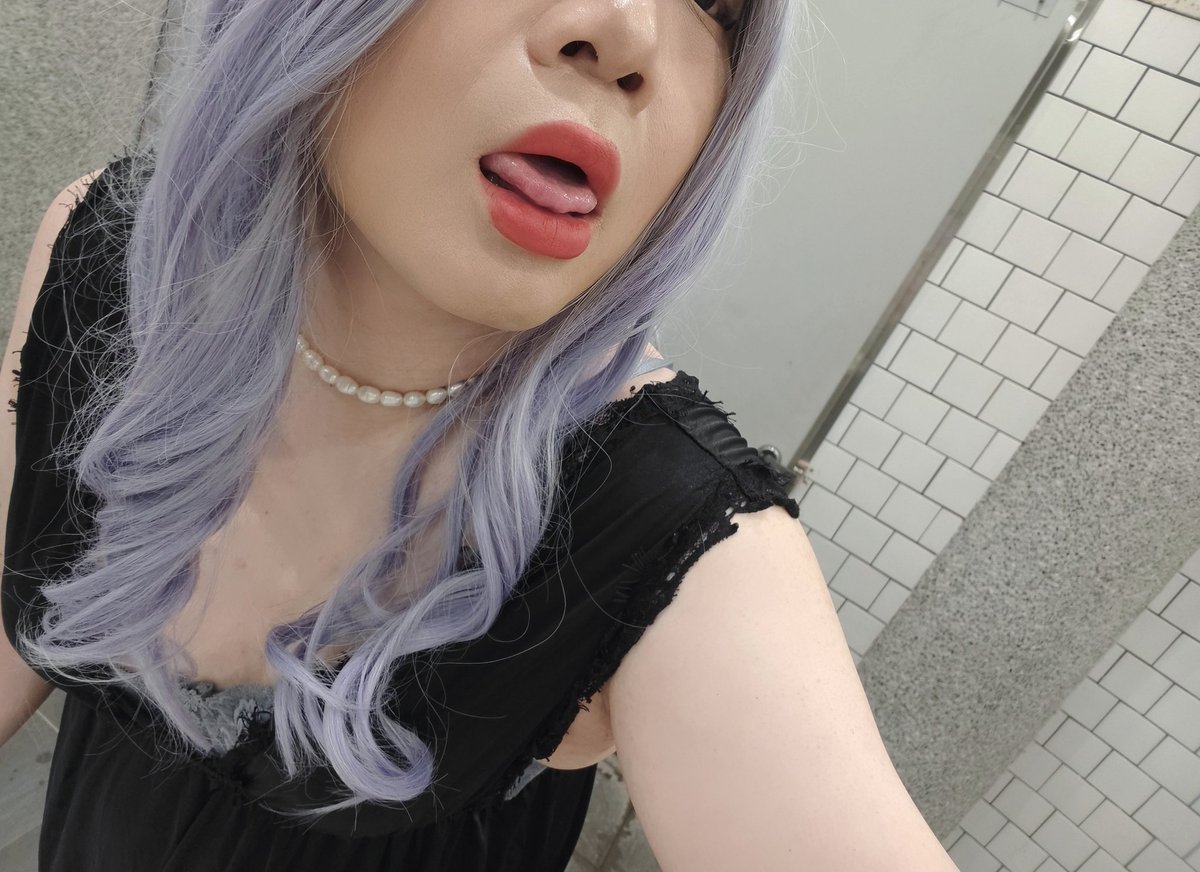 Sexyubi2's tweet photo. 今天會有人出來嗎？先去洗澡~等到來看看 https://t.co/NOWFAGNL7o