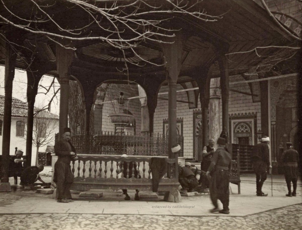 nadidefotograf's tweet image. Saraybosna'da bir caminin şadırvanında abdest alanlar, 1904
#Sarajevo #Bosnia