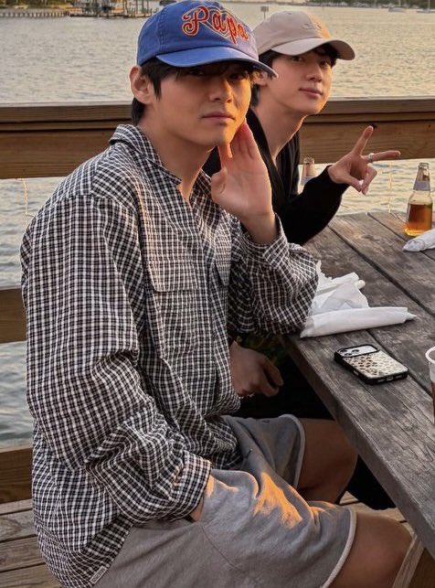 taeguide's tweet photo. Taehyung changed his phone case back to Leopard print from his red phone case https://t.co/2CltU9riz9