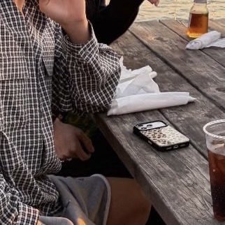 Taehyung changed his phone case back to Leopard print from his red phone case