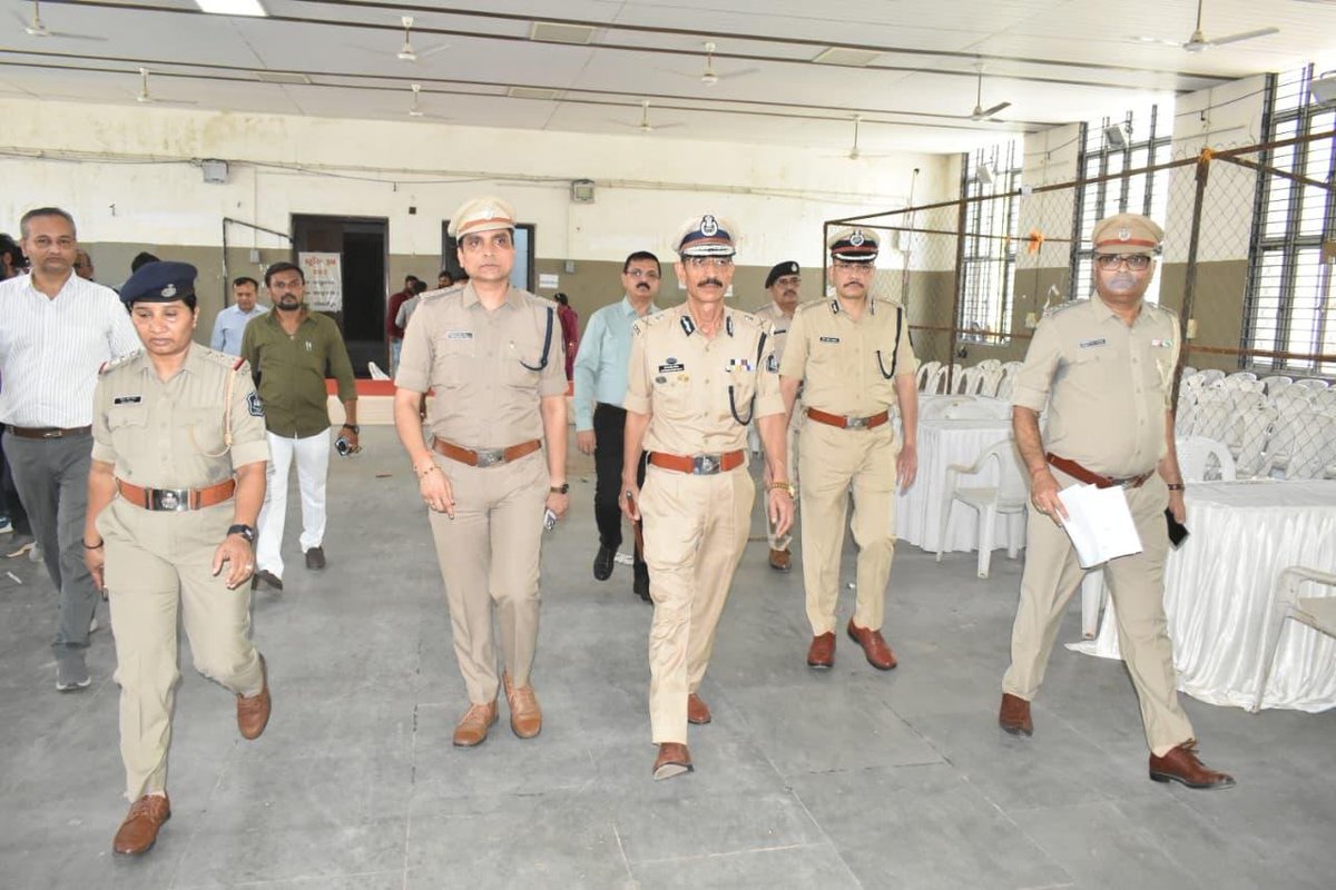 AhmedabadPolice's tweet photo. આજરોજ, આગામી સ્થાનિક સ્વરાજ્યની ચુંટણીઓ અનુસંધાને અમદાવાદ શહેર પોલીસ કમિશ્નરશ્રી શ્રી જી.એસ. મલિકનાઓએ ગુજરાત કોલેજ અને એલ.ડી.એન્જિનિયરિંગ કોલેજ ખાતે આવેલા મતગણતરી કેન્દ્રોની મુલાકાત લીધી. 

ગુજરાત કોલેજ ખાતે 21 વોર્ડ ની મતગણતરી થનાર છે  અને એલ.ડી.એન્જિનિયરિંગ કોલેજ ખાતે 27 વોર્ડ ની મતગણતરી થનાર છે.

મતગણતરી ��ેન્દ્ર ની ત્રિ સ્તરીય સુરક્ષા વ્યવસ્થાપન અંગે ચકાસણી કરવામાં આવી.

આ મુલાકાત દરમિયાન સ્થાનિક પોલીસ અધિકારીશ્રીઓ તથા ચૂંટણી અધિકારીશ્રીઓ પણ હાજર રહ્યા.

આ ઉપરાંત શહેરના અન્ય સંવેદનશીલ મતદાન મથકો  સુરક્ષા વ્યવસ્થાનું નિરીક્ષણ કરવામાં આવ્યુ.

*સુરક્ષા માટે સજ્જ શહેર પોલીસ*

@sanghaviharsh @GujaratPolice @dgpgujarat 

#AhmedabadPolice