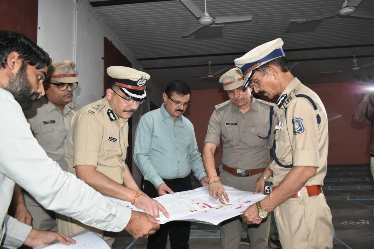 AhmedabadPolice's tweet photo. આજરોજ, આગામી સ્થાનિક સ્વરાજ્યની ચુંટણીઓ અનુસંધાને અમદાવાદ શહેર પોલીસ કમિશ્નરશ્રી શ્રી જી.એસ. મલિકનાઓએ ગુજરાત કોલેજ અને એલ.ડી.એન્જિનિયરિંગ કોલેજ ખાતે આવેલા મતગણતરી કેન્દ્રોની મુલાકાત લીધી. 

ગુજરાત કોલેજ ખાતે 21 વોર્ડ ની મતગણતરી થનાર છે  અને એલ.ડી.એન્જિનિયરિંગ કોલેજ ખાતે 27 વોર્ડ ની મતગણતરી થનાર છે.

મતગણતરી ��ેન્દ્ર ની ત્રિ સ્તરીય સુરક્ષા વ્યવસ્થાપન અંગે ચકાસણી કરવામાં આવી.

આ મુલાકાત દરમિયાન સ્થાનિક પોલીસ અધિકારીશ્રીઓ તથા ચૂંટણી અધિકારીશ્રીઓ પણ હાજર રહ્યા.

આ ઉપરાંત શહેરના અન્ય સંવેદનશીલ મતદાન મથકો  સુરક્ષા વ્યવસ્થાનું નિરીક્ષણ કરવામાં આવ્યુ.

*સુરક્ષા માટે સજ્જ શહેર પોલીસ*

@sanghaviharsh @GujaratPolice @dgpgujarat 

#AhmedabadPolice
