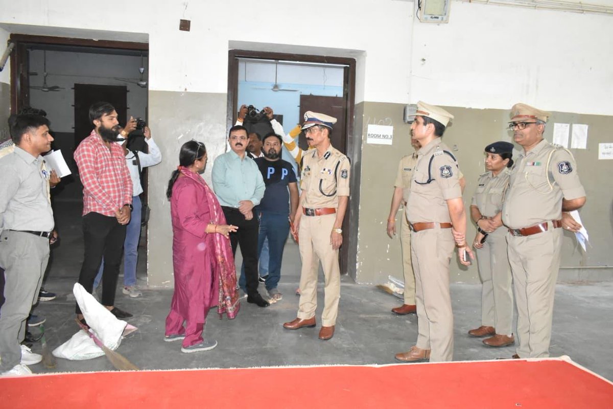 AhmedabadPolice's tweet photo. આજરોજ, આગામી સ્થાનિક સ્વરાજ્યની ચુંટણીઓ અનુસંધાને અમદાવાદ શહેર પોલીસ કમિશ્નરશ્રી શ્રી જી.એસ. મલિકનાઓએ ગુજરાત કોલેજ અને એલ.ડી.એન્જિનિયરિંગ કોલેજ ખાતે આવેલા મતગણતરી કેન્દ્રોની મુલાકાત લીધી. 

ગુજરાત કોલેજ ખાતે 21 વોર્ડ ની મતગણતરી થનાર છે  અને એલ.ડી.એન્જિનિયરિંગ કોલેજ ખાતે 27 વોર્ડ ની મતગણતરી થનાર છે.

મતગણતરી ��ેન્દ્ર ની ત્રિ સ્તરીય સુરક્ષા વ્યવસ્થાપન અંગે ચકાસણી કરવામાં આવી.

આ મુલાકાત દરમિયાન સ્થાનિક પોલીસ અધિકારીશ્રીઓ તથા ચૂંટણી અધિકારીશ્રીઓ પણ હાજર રહ્યા.

આ ઉપરાંત શહેરના અન્ય સંવેદનશીલ મતદાન મથકો  સુરક્ષા વ્યવસ્થાનું નિરીક્ષણ કરવામાં આવ્યુ.

*સુરક્ષા માટે સજ્જ શહેર પોલીસ*

@sanghaviharsh @GujaratPolice @dgpgujarat 

#AhmedabadPolice