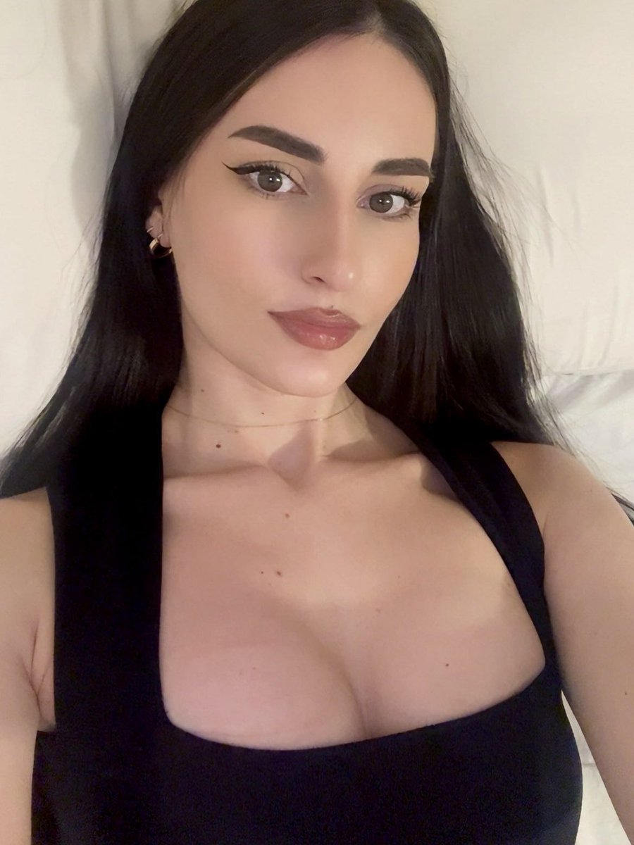 gnabnahc97chris's tweet image. cosy nights and black tank tops are kinda our thing 

#ssd #stayselcaday #bangchan #방찬