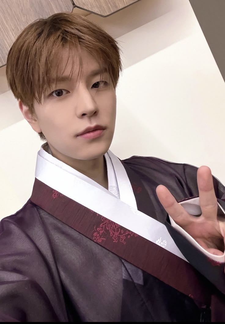 biggestars_'s tweet photo. 🚨 [BREAKING NEWS] Kim Seungmin, the Korean prince, is rumored to be dating a Japanese princess named Aru. No confirmation yet, but the rumors are spreading fast! 👀

#StaySelcaDay #Stay #StayBeautiful #SSD #Seungmin #김승민 https://t.co/hBwPGK8DCh
