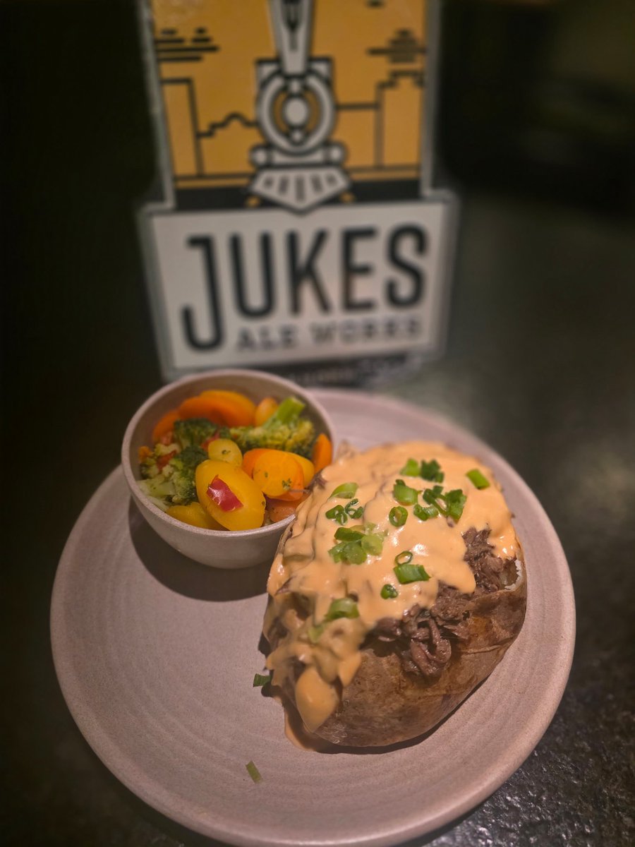JukesAleWorks's tweet photo. Anywhoooserz here’s our special we’re running - big ol’ loaded baked tater with slow braised beef piled high, topped with our house beer cheese soup &amp; some fresh green onion🥔🧀🥰

Happy Friday.  Cheers Friends🍻 https://t.co/3s4aV0ekjx