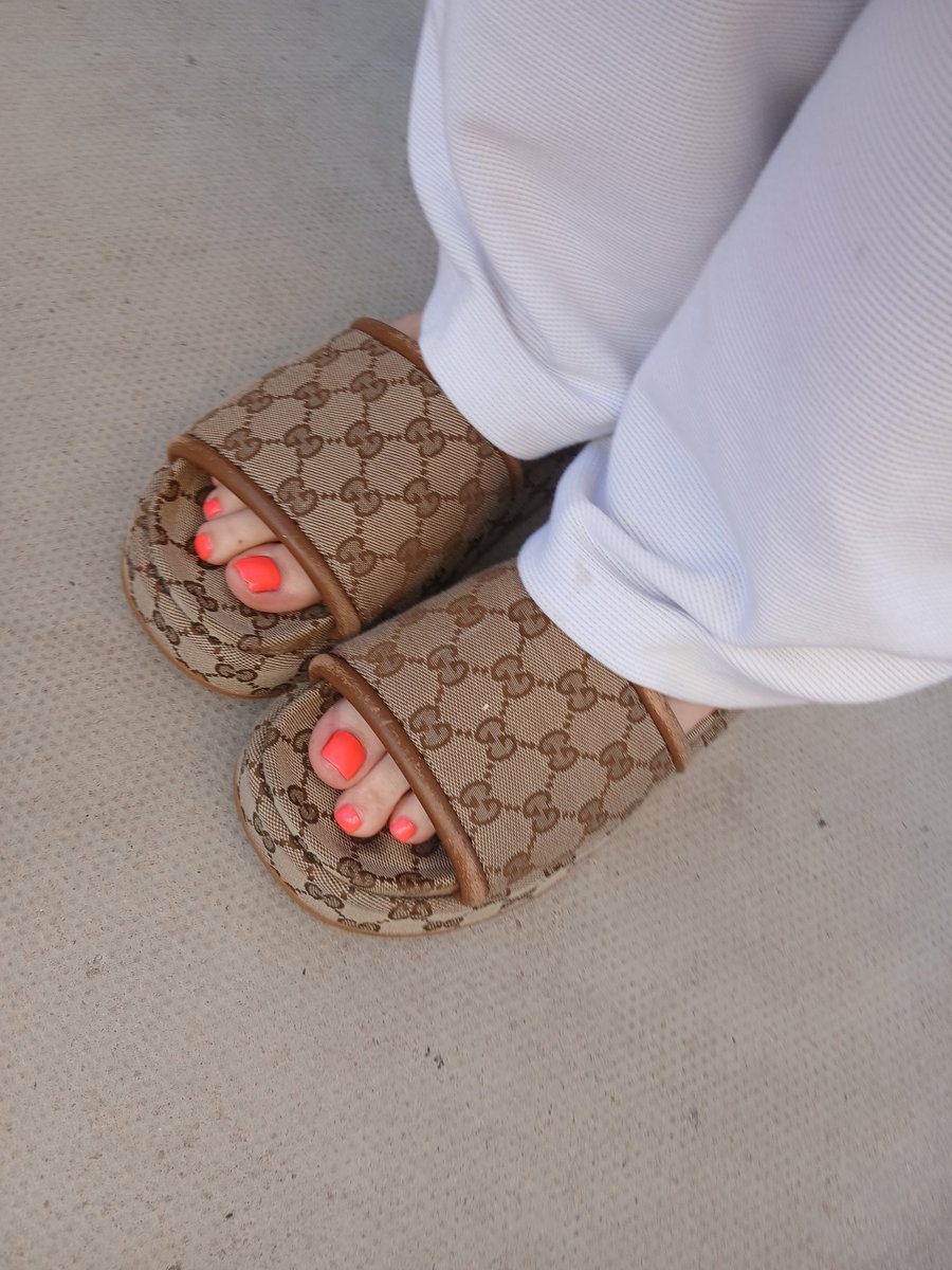bustybella6699's tweet photo. Fresh pedi in gucci 

Foot simps approach for a reimbursement opportunity 🤭😝 https://t.co/a31SM9xCck