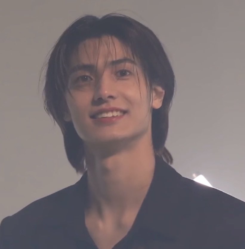 주연이 어두운 머리(까야함), 어두운 눈썹+ 눈썹산 살렸을 때 평소 주연이 이미지랑 결이 약간 다른 특유의 미남상?이 포착되는데 그게 이 얼굴임… 완전 총명하게 생긴 쾌남상ㅇㅇ