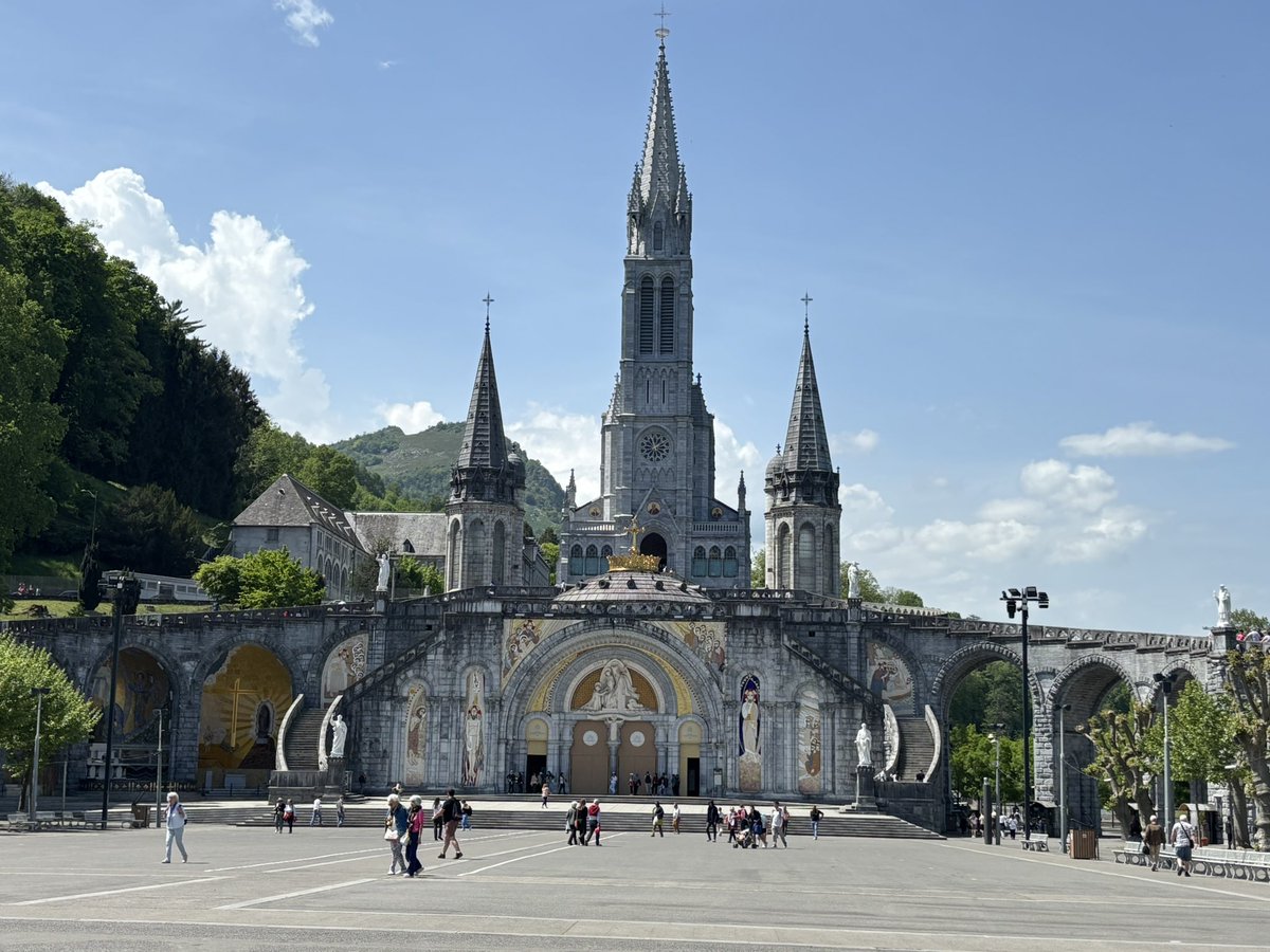 luisant_Nanfu's tweet image. ¿La Fe es ciega o no ? 

Hoy hemos estado en una ciudad religiosa donde la Fe une a ricos y a pobres 

Todos juntos por una necesidad 

He ido a pedir un milagro por mis chicharros 🤦‍♂️

#Lourdes #Milagros #short 📉📉📉