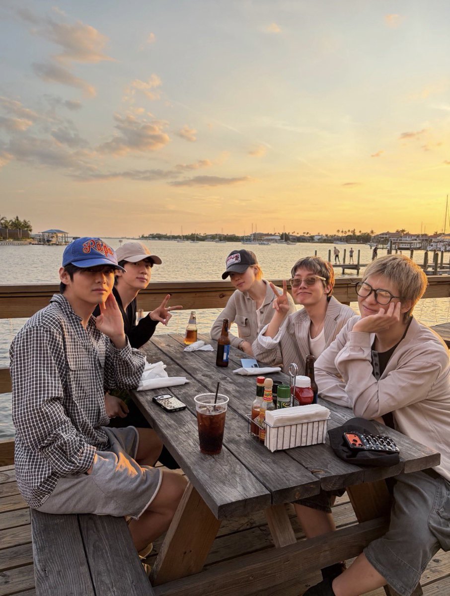 ในขณะที่คุณด่าผม ผมกำลังนั่งชิลในอเมริกาเตรียมตัวขึ้นคอนเสิร์ตสเกลสเตเดียม3วันบัตรเกือบ 2แสนใบ (ที่วงนั้นวงนี้วงนู้นก็ไม่มีปัญญา)