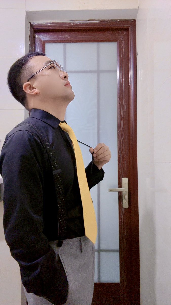 黑皮西装男 tweet media