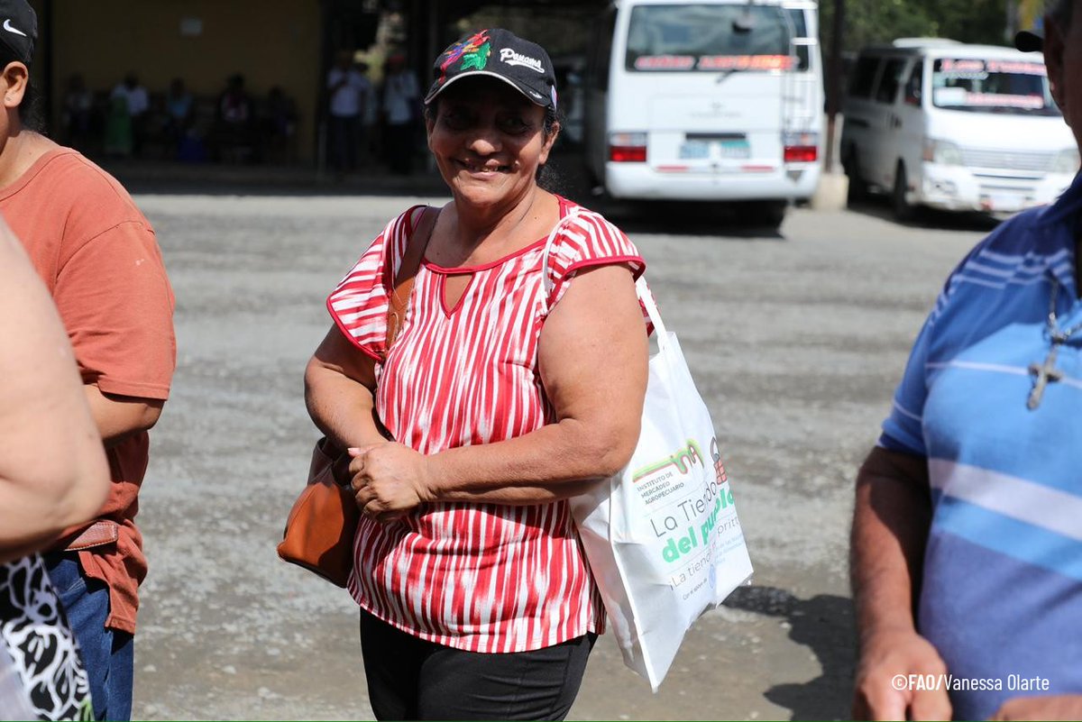 FAOMesoamerica's tweet photo. @FAO @IMA_Pma @sg_sica @RedSpaa @NexPanama @PanamaAgro @EstrellaOnline @prensacom La iniciativa está dirigida tanto a consumidores como a productores, jefes de hogar responsables de la compra de alimentos y agricultores familiares que comercializan directamente sus productos. 

@FAO e @IMA_Pma promueven el consumo de alimentos de la agricultura familiar. https://t.co/AyYzwIC03l