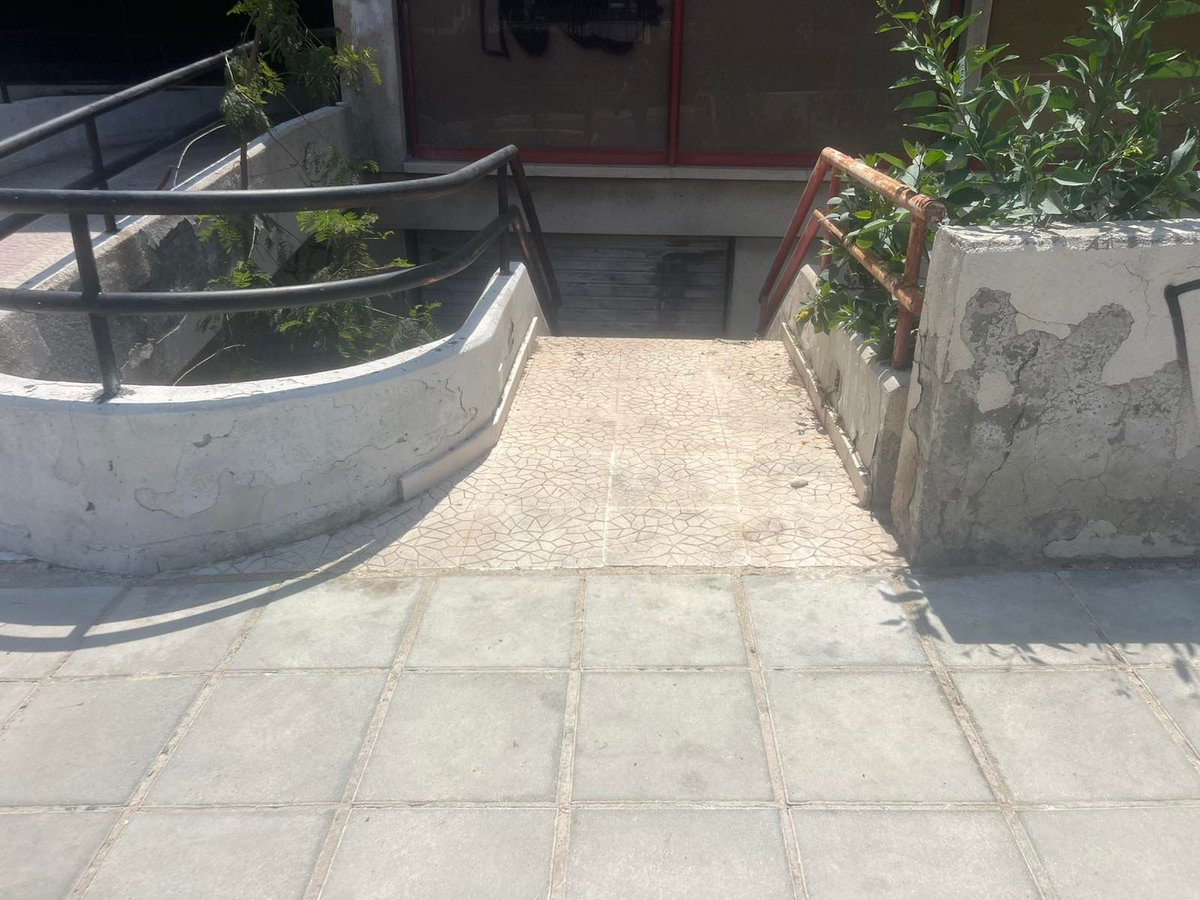 YiannisArmeftis's tweet image. 🧹Τις τελευταίες μέρες τα συνεργεία του Δήμου μας καθάρισαν εγκαταλελειμμένο κτήριο στην περιοχή γύρω από το Fysco Lotus Plaza, το οποίο για χρόνια βρισκόταν σε άθλια κατάσταση, γεμάτο τρωκτικά και σκουπίδια.

#limassol #limassolforall #YiannisArmeftis