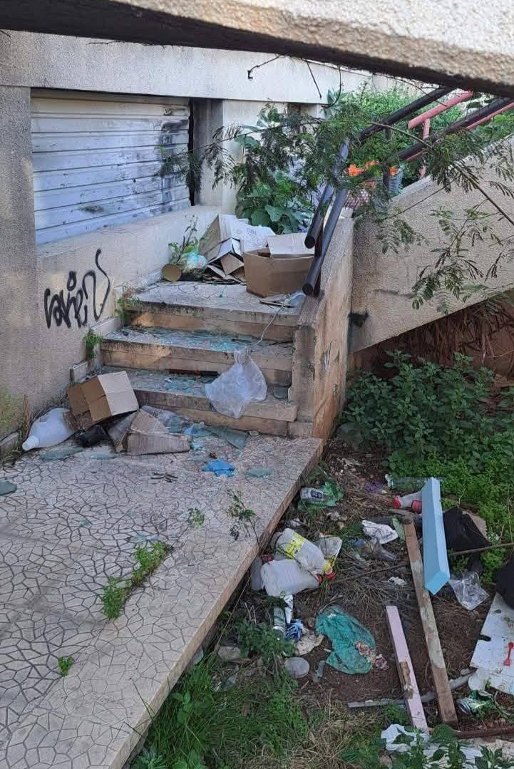 YiannisArmeftis's tweet image. 🧹Τις τελευταίες μέρες τα συνεργεία του Δήμου μας καθάρισαν εγκαταλελειμμένο κτήριο στην περιοχή γύρω από το Fysco Lotus Plaza, το οποίο για χρόνια βρισκόταν σε άθλια κατάσταση, γεμάτο τρωκτικά και σκουπίδια.

#limassol #limassolforall #YiannisArmeftis