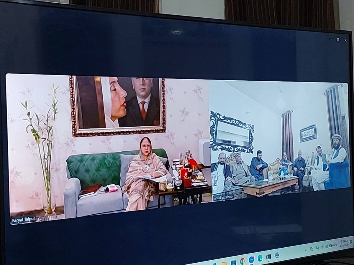 گلگت: پاکستان پیپلز پارٹی گلگت بلتستان کے پارلیمانی بورڈ کا ایک اہم اجلاس محترمہ فریال تالپور کی زیرِ صدارت میں جاری۔ اجلاس میں ضلع استور، ضلع نگر اور ضلع ہنزہ سے تعلق رکھنے والے پارٹی ٹکٹ کے خواہشمند امیدواروں کے انٹرویوز لئے جا رہے ہیں۔
<a href="/FaryalTalpurPk/">Faryal Talpur</a>
<a href="/NayarHussainPPP/">Syed Nayar Hussain Bukhari</a>