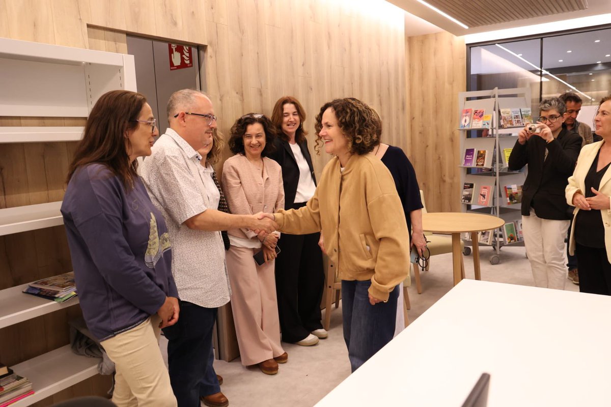 cultura_cat's tweet photo. La consellera @shalmodovar inaugura la Biblioteca Municipal de La Pobla de Segur.

💬 “Les biblioteques són una de les eines més potents que tenim per garantir la igualtat d’oportunitats”

La Generalitat ha aportat un total de 909.735,20 euros a l’equipament. https://t.co/SFk29CbDFD
