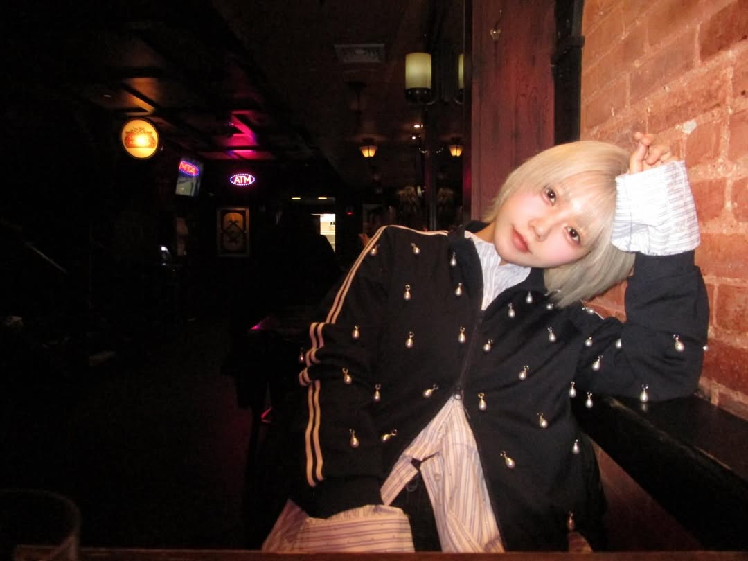 juumin777's tweet image. 川後陽菜ちゃんのファッション

パールがついたジャージ
ネイビーとかブルー系が目に止まる

販売サイト☞x.gd/aKxSf

撮影はニューヨーク

Gifted by @_josemoon_ #josemoon #gifted
#川後陽菜 元 #乃木坂46 #NewYork