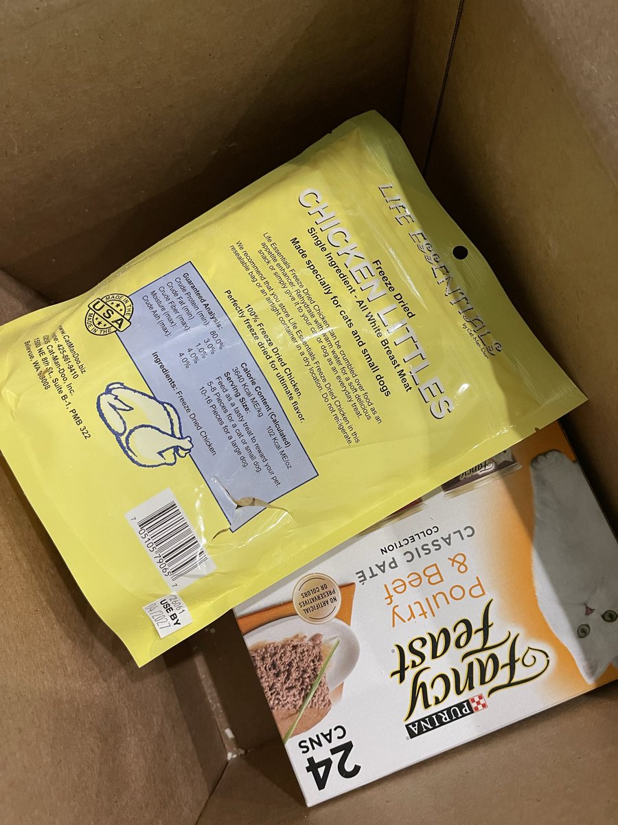 Thebbookworm's tweet photo. @Chewy do better. Your packing skills are horrible!!  Treat bag crushed and ripped open by cases of food. https://t.co/QEdZeNxsOH