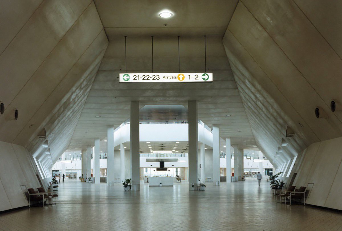 AskAboutKwt's tweet photo. خلال الفترة من 1967 إلى 1970، صمم المعماري الياباني الشهير كينزو تانغه مطار الكويت الدولي، الذي بلغت مساحته نحو 58 ألف متر مربع وطاقته الاستيعابية 3 ملايين مسافر سنوياً، ليكون آنذاك من أهم المعالم المعمارية الحديثة في المنطقة. https://t.co/0evfTAN77q
