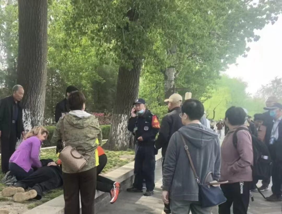 touch_beijing's tweet image. An elderly tourist who suddenly collapsed while visiting the #SummerPalace in #Beijing was saved thanks to the swift #response of a foreign tourist and a Chinese visitor who knew CPR and quickly determined that the patient was most likely suffering from cardiac arrest.