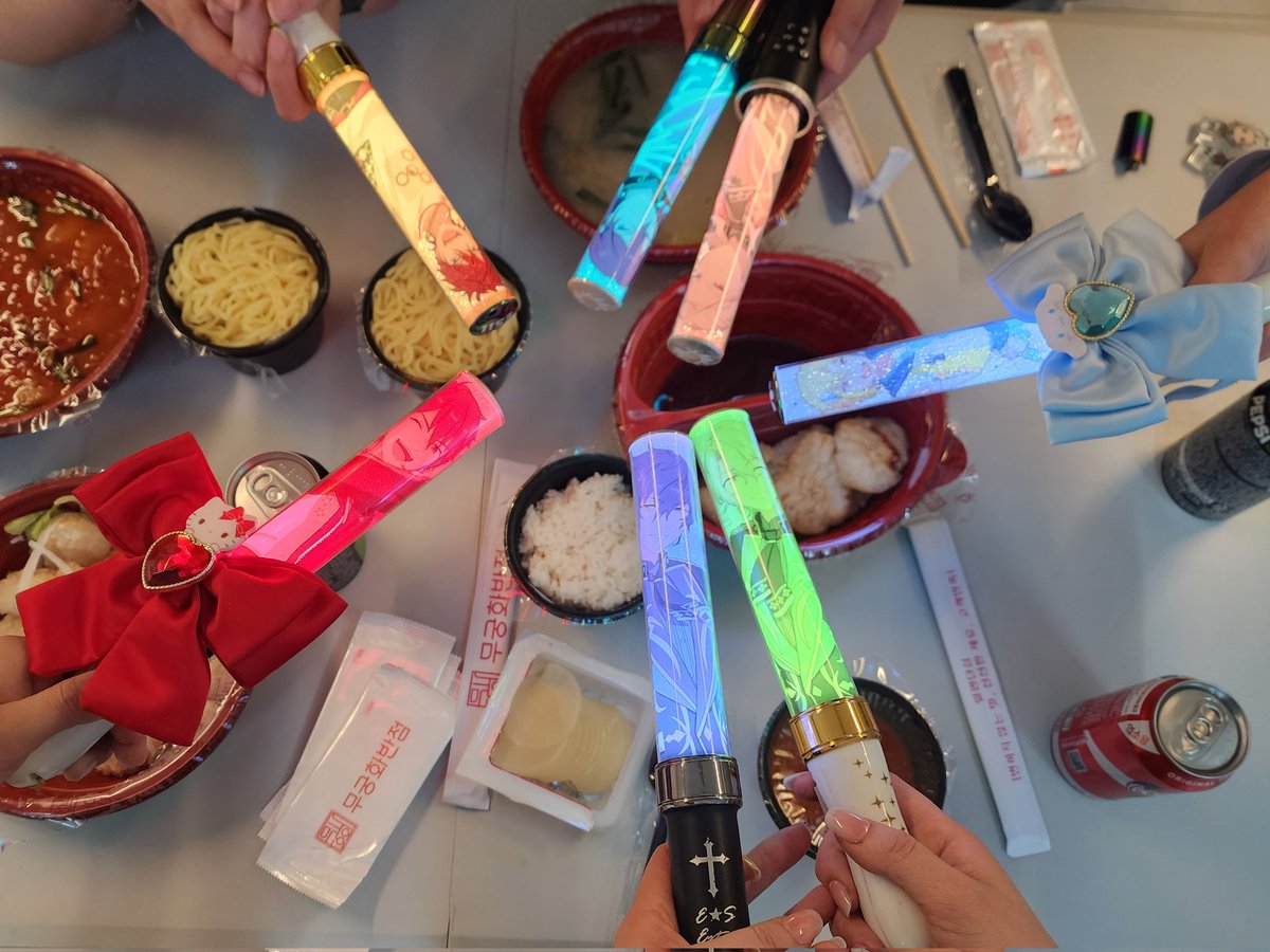 mang2_2's tweet photo. 너무 오랜만에 재앙..☆
솔직히 덤덤할줄 알았는데 심장이 뛰더라..?
막판에 라비오지상 망저씨됨<<<
글구 다같이 봐서 더 잼썻당!😆💕 https://t.co/Qq94EhuoPl