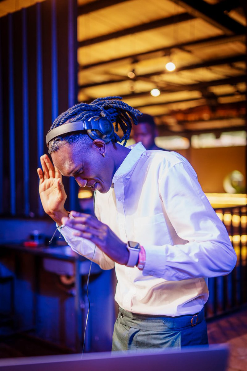 HomeboyzRadio's tweet photo. Friday nights hit different when the main event is locked in.
From 9PM, it’s all about DJ Jesse—bringing the sound, the energy, and the vibe that carries the night.
#FridaySession #DJJesse #HomeboyzRadio https://t.co/TQIX47YOnH