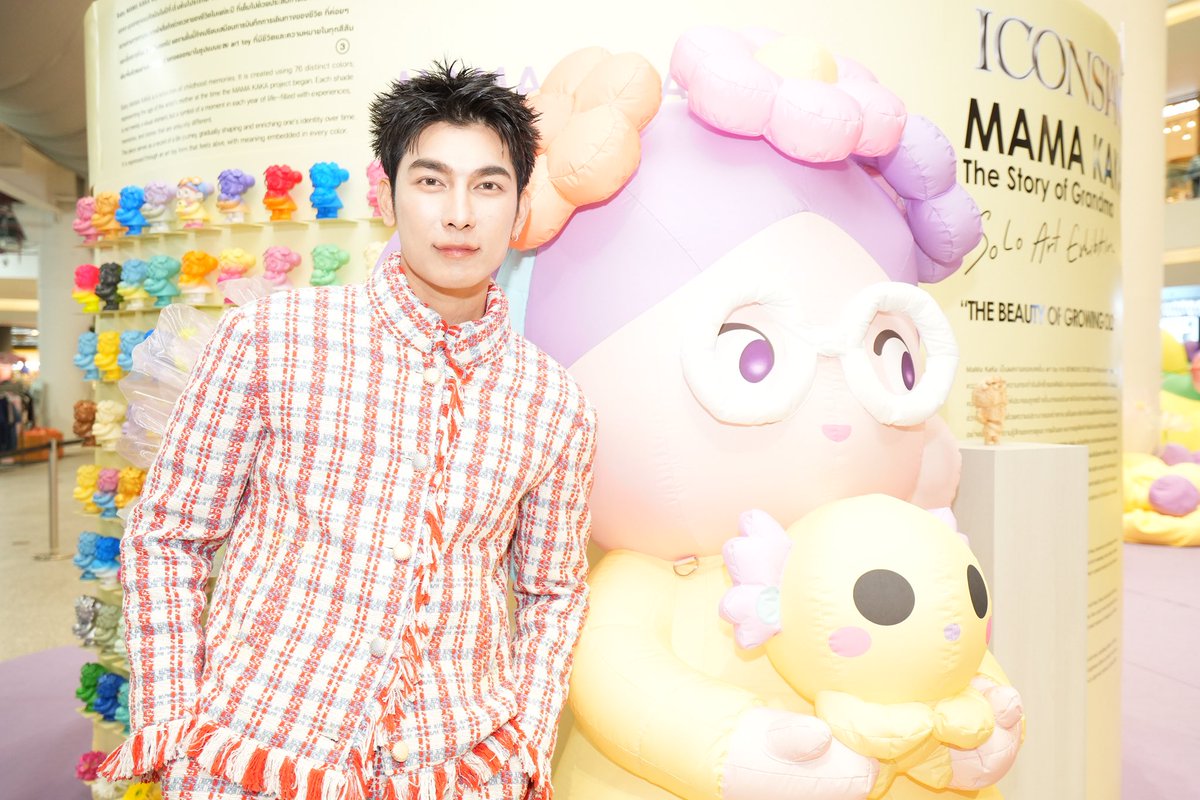 Hello98_th's tweet photo. ไอคอนสยาม และ Bennovo Studio จับมือสร้างแรงบันดาลใจให้กับทุกช่วงวัยใน 
“MAMA KAKA Solo Exhibition: The Beauty of Growing Old” 
นิทรรศการเดี่ยวคุณย่าสุดเปรี้ยว วันนี้ - 6 พฤษภาคมนี้
🔗 https://t.co/YiJl9YTfod

MEW MAMA KAKA ICONSIAM 
#MAMAKAKAICONSIAMxMEW
#ICONSIAM
#MewSuppasit https://t.co/rxsysBZcT0