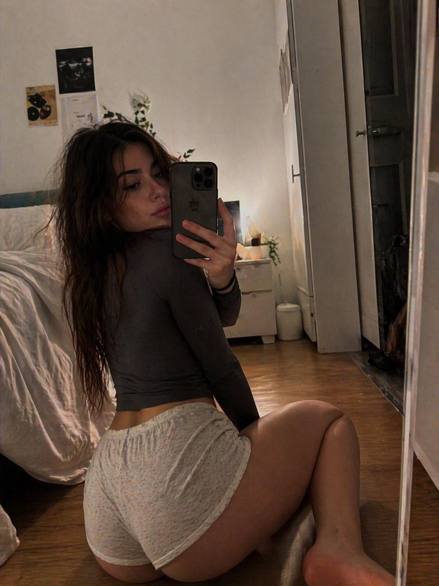 lina_voss's tweet image. bored af rn 

#fypシ゚viral #selfie #naturalbeauty