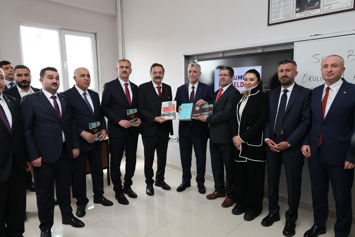 tcagrivaliligi's tweet photo. Ticaret Bakanımız Sayın Prof. Dr. Ömer BOLAT, Valimiz Sayın Önder BOZKURT, AK Parti Ağrı Milletvekili Sayın Ruken KİLERCİ ve Türkiye Odalar ve Borsalar Birliği Başkanı Sayın Rifat HİSARCIKLIOĞLU’nun katılımıyla TOBB Mesleki ve Teknik Lisesi ziyaret edildi.

Ziyarette, mesleki ve teknik eğitimin önemi vurgulanarak, gençlerimizin çağın ihtiyaçlarına uygun bilgi ve becerilerle donatılmasının ülkemizin üretim gücüne ve kalkınma hedeflerine önemli katkılar sağlayacağı ifade edildi.

Program, hatıra fotoğrafı çekimi ile sona erdi.