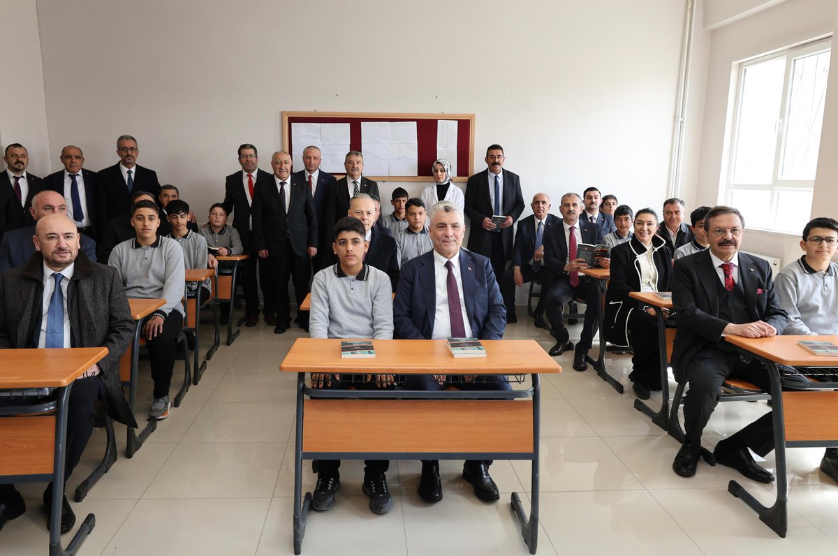 tcagrivaliligi's tweet photo. Ticaret Bakanımız Sayın Prof. Dr. Ömer BOLAT, Valimiz Sayın Önder BOZKURT, AK Parti Ağrı Milletvekili Sayın Ruken KİLERCİ ve Türkiye Odalar ve Borsalar Birliği Başkanı Sayın Rifat HİSARCIKLIOĞLU’nun katılımıyla TOBB Mesleki ve Teknik Lisesi ziyaret edildi.

Ziyarette, mesleki ve teknik eğitimin önemi vurgulanarak, gençlerimizin çağın ihtiyaçlarına uygun bilgi ve becerilerle donatılmasının ülkemizin üretim gücüne ve kalkınma hedeflerine önemli katkılar sağlayacağı ifade edildi.

Program, hatıra fotoğrafı çekimi ile sona erdi.